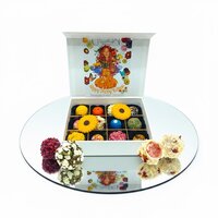 Luxe chocoladebox met bloemen bonbons en truffels