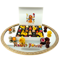 Luxe chocoladebox met bloemen bonbons en truffels