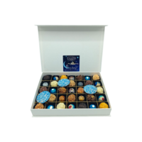 Luxe geboorte chocoladebox voor een jongen met 35 handgemaakte bonbons, truffels en chocolade met blauwe geboorte muisjes.