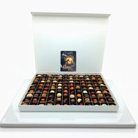 Extra grote luxe Vaderdag Chocoladebox 108 stuks van Chocoseum met handgemaakte bonbons en truffels, stijlvol verpakt als cadea