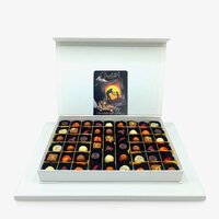 witte variant  grote luxe Vaderdag Chocoladebox 108 stuks van Chocoseum met handgemaakte bonbons en truffels, stijlvol vegan