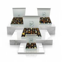 Luxe Baby Love geboorte chocoladebox van Chocoseum met keuze uit 6 maten, gevuld met handgemaakte bonbons, truffels en chocolad