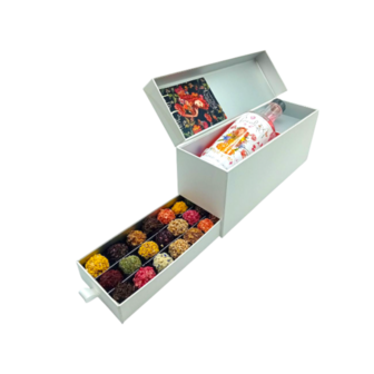 Flower Power ladebox van Chocoseum met bloemenlikeur en 30 handgemaakte bonbons en truffels, stijlvol verpakt als kleurrijk lux