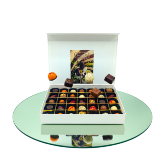 Luxe vegan chcocolade cadeaubox met 24 vegan bonbons