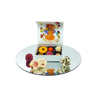 Open box met de truffels en bonbons en chocolade bloemen