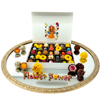 Luxe chocoladebox met bloemen bonbons en truffels