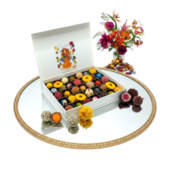 Handgemaakte chocolade bloemen en bonbons in luxe doos