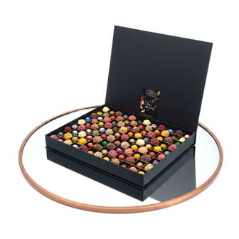 Luxe groot chocolade cadeau 108 stuks met handgemaakte bonbons en truffels van Chocoseum