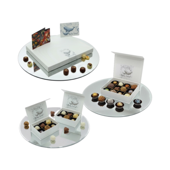Luxe Baby Love geboorte chocoladebox van Chocoseum met keuze uit 6 maten, gevuld met handgemaakte bonbons, truffels en chocolad