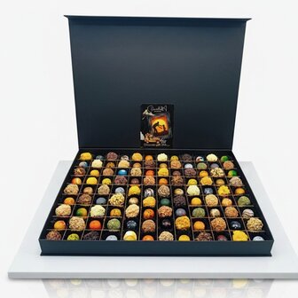 Extra grote luxe Vaderdag Chocoladebox 108 stuks van Chocoseum met handgemaakte bonbons en truffels, stijlvol verpakt als cadea