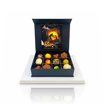 Luxe Vaderdag Chocoladebox 12 stuks van Chocoseum met handgemaakte bonbons en truffels, stijlvol verpakt als cadeau voor vader,