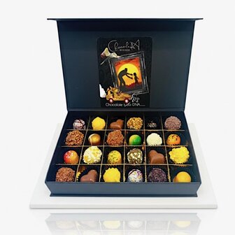 Luxe Vaderdag Chocoladebox 24 stuks van Chocoseum met handgemaakte bonbons en truffels, stijlvol verpakt als cadeau voor vaderd