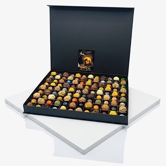 witte variant Extra grote luxe Vaderdag Chocoladebox 108 stuks van Chocoseum met handgemaakte bonbons en truffels, stijlvol ver