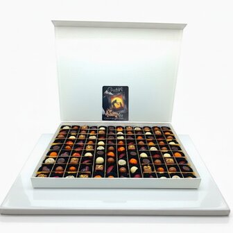 Extra grote luxe Vaderdag Chocoladebox 108 stuks van Chocoseum met handgemaakte bonbons en truffels, stijlvol verpakt als cadea