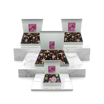 luxe chocolade kraamcadeau van topmerk Chocoladna cadeaubox chocoseum