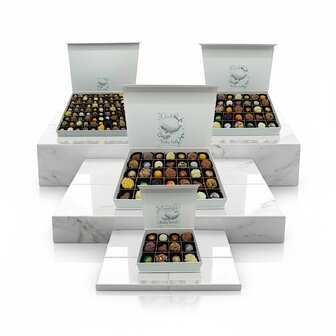 Luxe Baby Love geboorte chocoladebox van Chocoseum met keuze uit 6 maten, gevuld met handgemaakte bonbons, truffels en chocolad