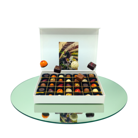 Luxe vegan chcocolade cadeaubox met 24 vegan bonbons