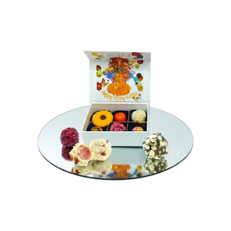 Open box met de truffels en bonbons en chocolade bloemen