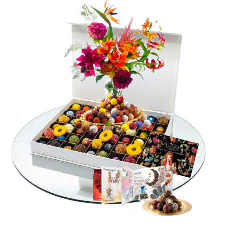 Handgemaakte chocolade bloemen en bonbons in luxe doos