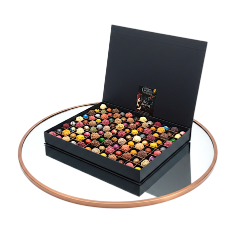 Luxe groot chocolade cadeau 108 stuks met handgemaakte bonbons en truffels van Chocoseum
