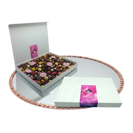 meisje luxe chocolade kraamcadeau van topmerk Chocoladna cadeaubox chocoseum