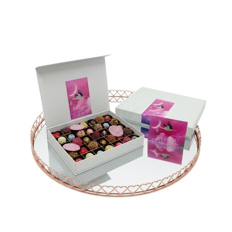 luxe chocolade kraamcadeau van topmerk Chocoladna cadeaubox chocoseum baby luxe