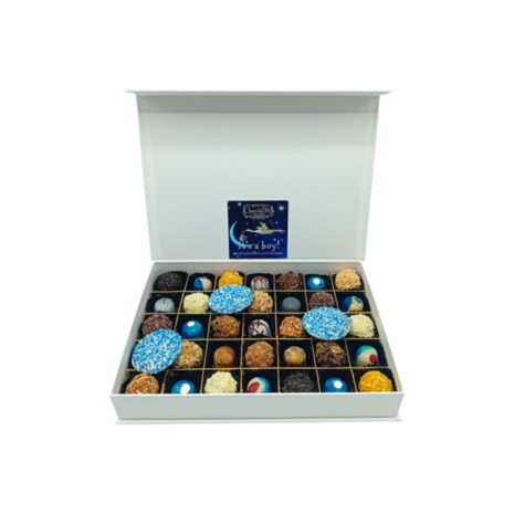 Luxe geboorte chocoladebox voor een jongen met 35 handgemaakte bonbons, truffels en chocolade met blauwe geboorte muisjes.