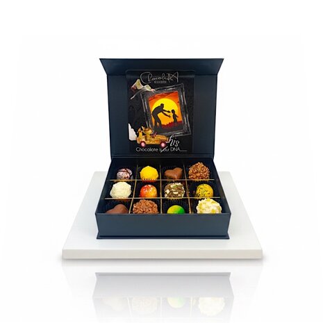 Luxe Vaderdag Chocoladebox 12 stuks van Chocoseum met handgemaakte bonbons en truffels, stijlvol verpakt als cadeau voor vader,