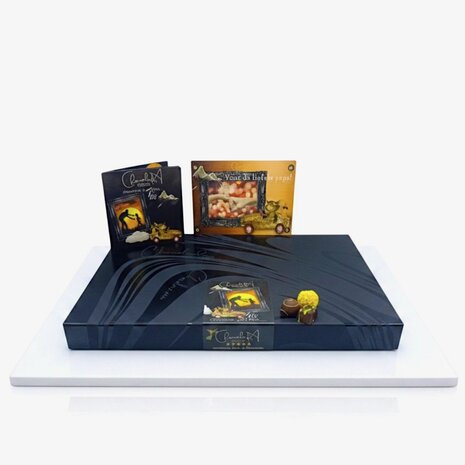 Luxe Vaderdag Chocoladebox 24 stuks van Chocoseum met handgemaakte bonbons en truffels, stijlvol verpakt als cadeau voor vaderd