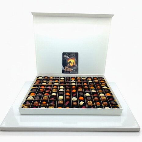Extra grote luxe Vaderdag Chocoladebox 108 stuks van Chocoseum met handgemaakte bonbons en truffels, stijlvol verpakt als cadea