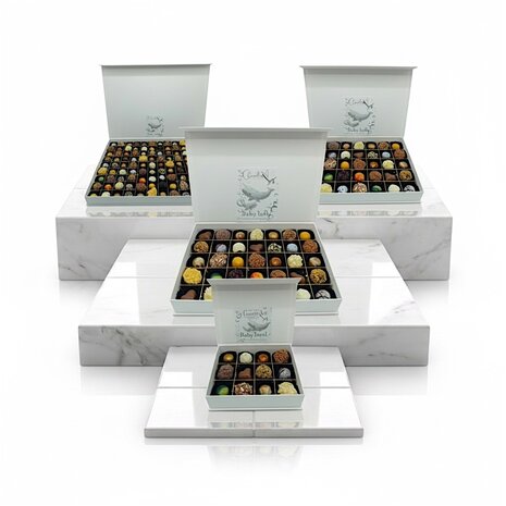 Luxe Baby Love geboorte chocoladebox van Chocoseum met keuze uit 6 maten, gevuld met handgemaakte bonbons, truffels en chocolad
